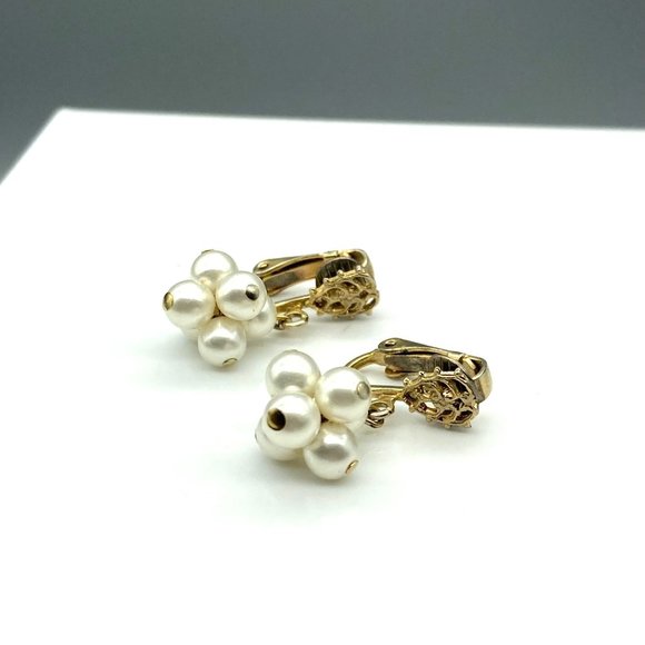 Vintage Basic Pearl Dangle Earrings, Gold Tone Filigree Clip Ons with Elegant - Picture 2 of 5